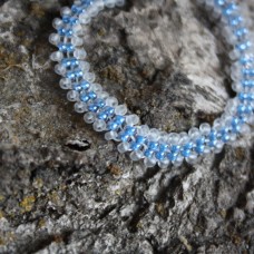 Belo-modra elastična zapestnica iz steklenih perlic