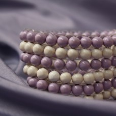 Vijolično-bela široka elastična zapestnica iz lesenih perlic