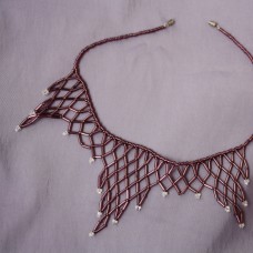 Ogrlica iz vijoličnih perlic nanizanih v obliki mreže