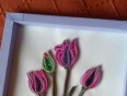 Šopek tulipanov vijolične barve narejen v quilling tehniki. Okvir narejen iz šeleshamerja