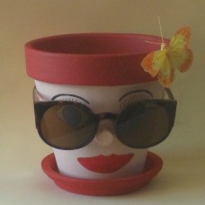 Cvetlični lonček - dama s sončnimi očali