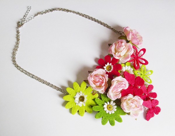 ogrlica iz filca, svilenega in plastičnega cvetja - 