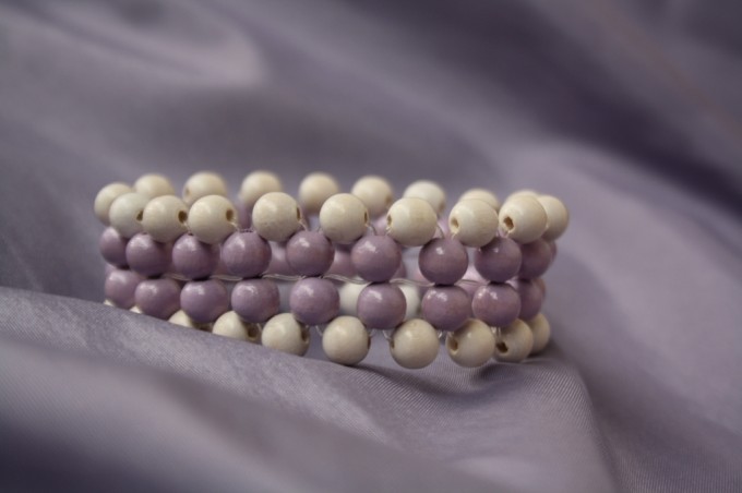 Belo-vijolična elastična zapestnica iz lesenih perlic - 