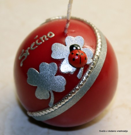 Mala rdečka kroglica s srebrno 4peresno deteljico in pikapolonico - 