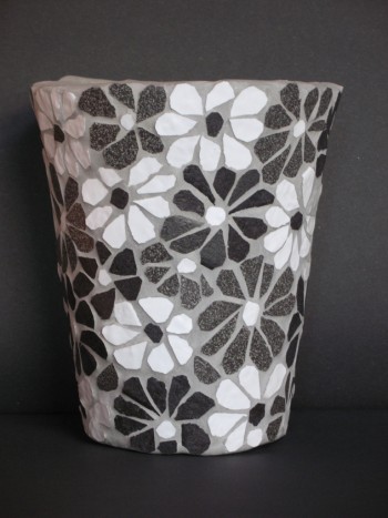 Cvetlični lonec "Črno-belo" - Rožice iz keramičnih ploščic, črno-bela verzija. Jih je pa toliko, kolikor je barv.Vse po želji!! :-)