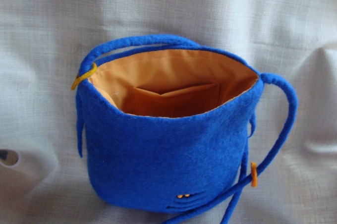Polstena torbica iz 100 % volne - Z notranjo podlogo in žepkom .
