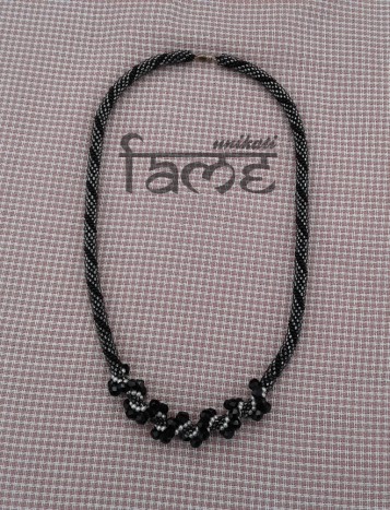 ogrlica iz perlic - črno-siva - 