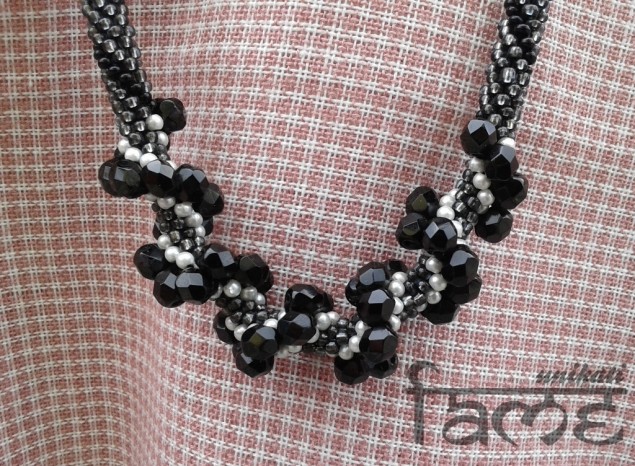 ogrlica iz perlic - črno-siva - 