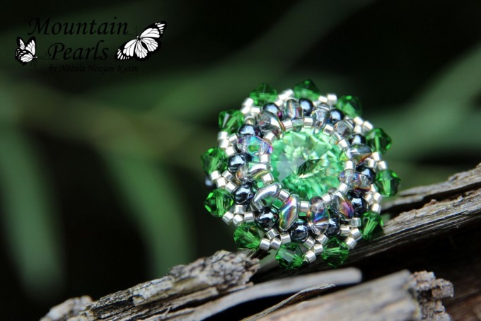 Šivan prstan iz perlic s Swarovski kristali v zeleni barvi - Šivan prstan iz perlic s Swarovski kristali v zeleni barvi