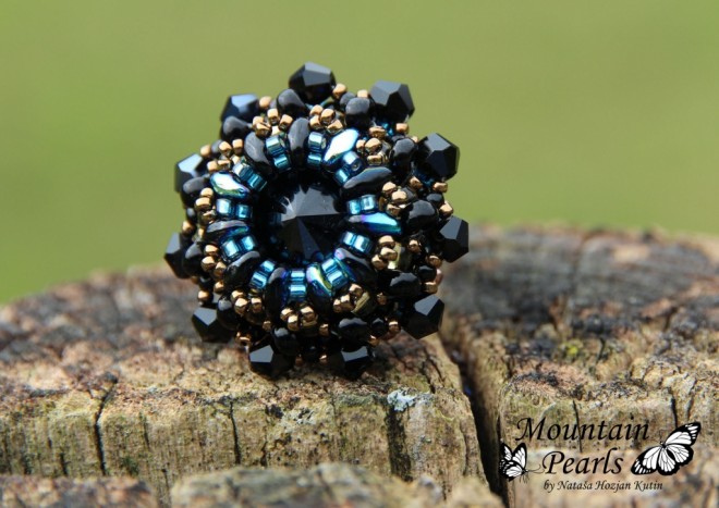 Šivan črno turkizen prstan iz perlic s Swarovski kristali - Šivan črno turkizen prstan iz perlic s Swarovski kristali