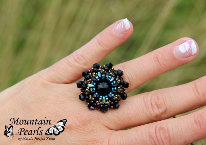 Šivan črno turkizen prstan iz perlic s Swarovski kristali - Šivan črno turkizen prstan iz perlic s Swarovski kristali