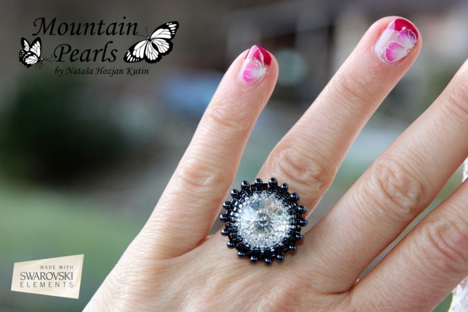 Šivan prstan iz perlic s kristalom Swarovski v beli barvi - Šivan prstan iz perlic s kristalom Swarovski v beli barvi