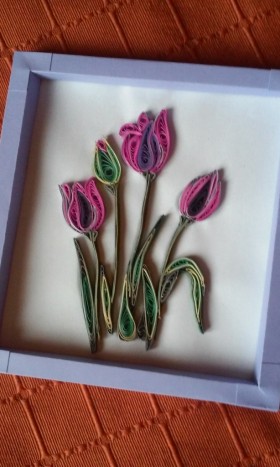 Šopek tulipanov vijolične barve narejen v quilling tehniki - Šopek tulipanov vijolične barve narejen v quilling tehniki. Okvir narejen iz šeleshamerja