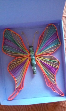 Živahen metulj - Metulj narejen v husking tehniki quillinga, v živahnih barvah