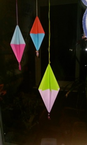 Tri diamant okraski - Z tehniko origami narejeni trije okraski, imenovani diamant