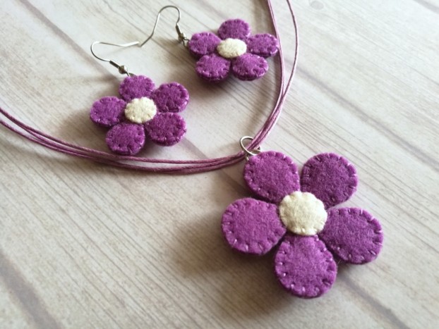 Komplet uhanov in verižice - barva lila vijolična - 