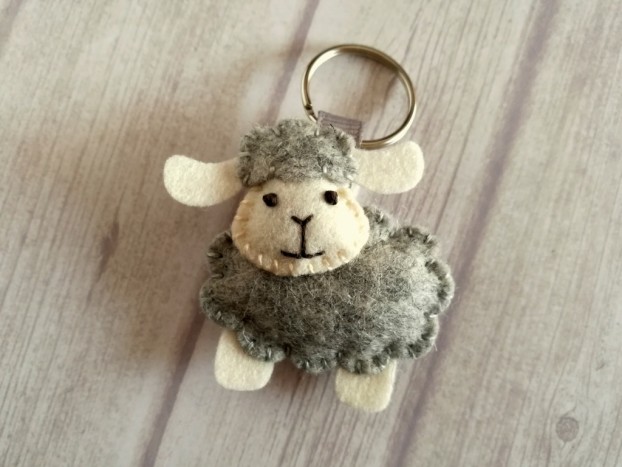 Obesek za ključe - siva ovčka - 
