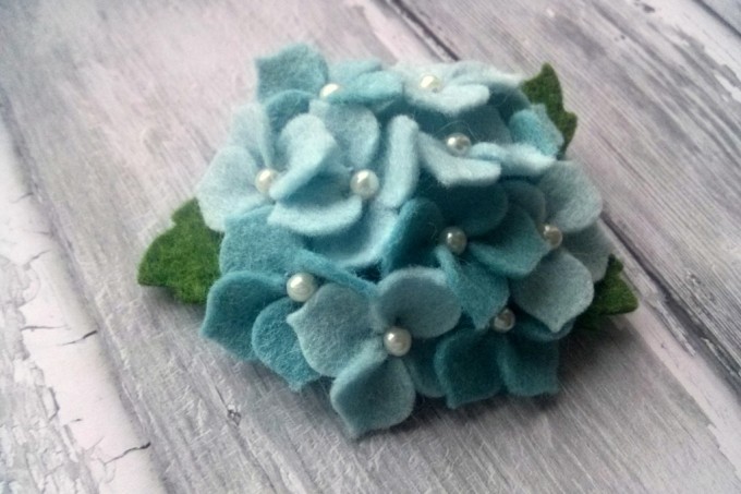 Broška iz filca - modra hortenzija - 