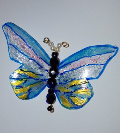 metulj v barvah - Z laki za nohte pobarvan metulj na koščku reciklirane plastike
