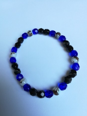 Modra zapestnica - Zapestnica z pretežno modrimi perlami, vmes črne in bele perle