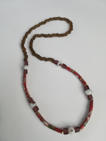 Ogrlica Adrijana - Ogrlica narejena z tubastimi perlami cloisonne in številnimi majhnimi okroglimi perlicami