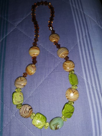 Colana za Indiro - Ogrlica z večjimi perlami pisanerjave in zelene barve