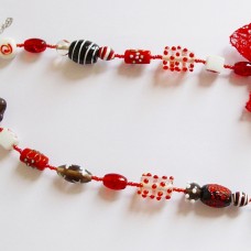 rdeča ogrlica iz steklenih  perl