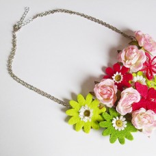 ogrlica iz filca, svilenega in plastičnega cvetja