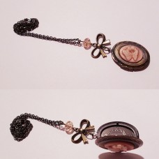 vintage medaljonček roza metuljček