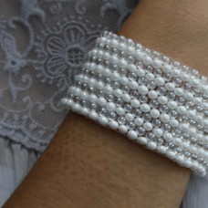 Bela elastična zapestnica iz perlic