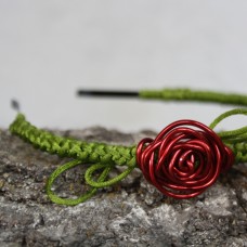 Obroč za lase z rdečo vrtnico iz žice