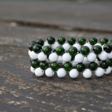 Belo-zelena elastična zapestnica iz lesenih perlic
