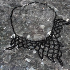 Črna ogrlica iz perlic nanizanih v mrežo