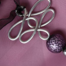 Ogrlica iz žice in vijolične perle
