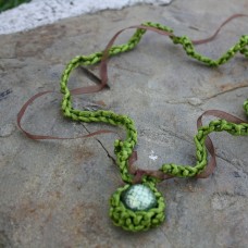Rjavo-zelena kvačkana ogrlica s perlo