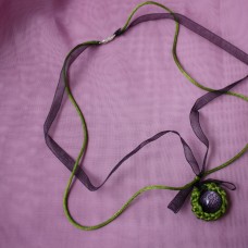 Zeleno-črna kvačkana ogrlica z vijolično perlo
