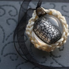 Črno-bela kvačkana ogrlica s perlo