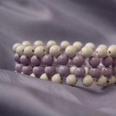 Belo-vijolična elastična zapestnica iz lesenih perlic