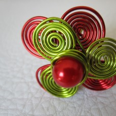 pisan prstan iz rdeče in zelene žice z rdečo perlico