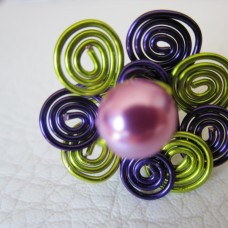 prstan iz vijola in zelene žice z lila perlico