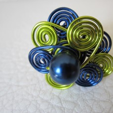 prstan iz modre in zelene žice z modro perlico
