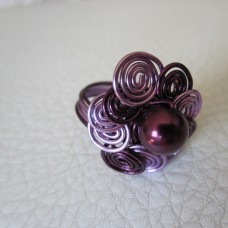 prstan iz vijola in lila žice z bordo perlico