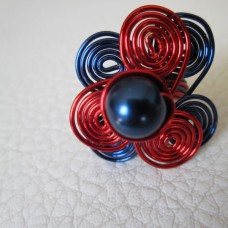 prstan iz rdeče in modre žice z modro perlico