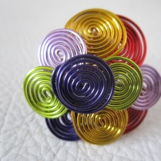 prstan iz pisanih žičk zvitih v spirale