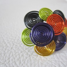 prstan iz pisanih žičk zvitih v spirale