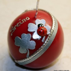 Mala rdečka kroglica s srebrno 4peresno deteljico in pikapolonico
