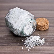 Kopalna sol s suhim cvetjem sivke