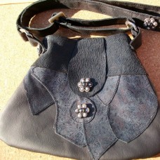 črno-temno siva torbica