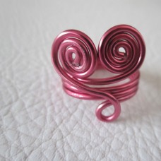 prstan srček iz roza žice