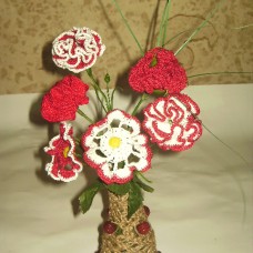 šopek kvačkanih rožic v vazi